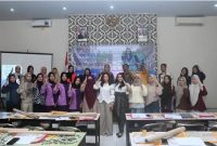 Para peserta pelatihan desain dan pola bersama istri Wakil Bupati Trenggalek dan Komindag