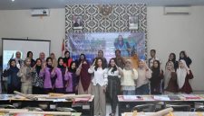 Para peserta pelatihan desain dan pola bersama istri Wakil Bupati Trenggalek dan Komindag
