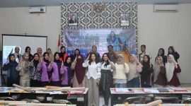 Para peserta pelatihan desain dan pola bersama istri Wakil Bupati Trenggalek dan Komindag