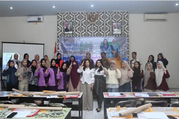 Para peserta pelatihan desain dan pola bersama istri Wakil Bupati Trenggalek dan Komindag
