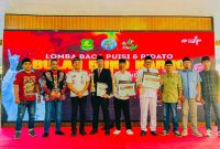 Para pemenang Lomba Pidato Bung Karno bersama Kerua IWO Sumenep dan para juri