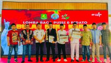 Para pemenang Lomba Pidato Bung Karno bersama Kerua IWO Sumenep dan para juri