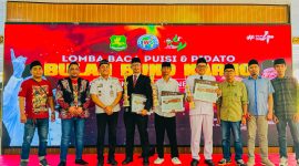 Para pemenang Lomba Pidato Bung Karno bersama Kerua IWO Sumenep dan para juri