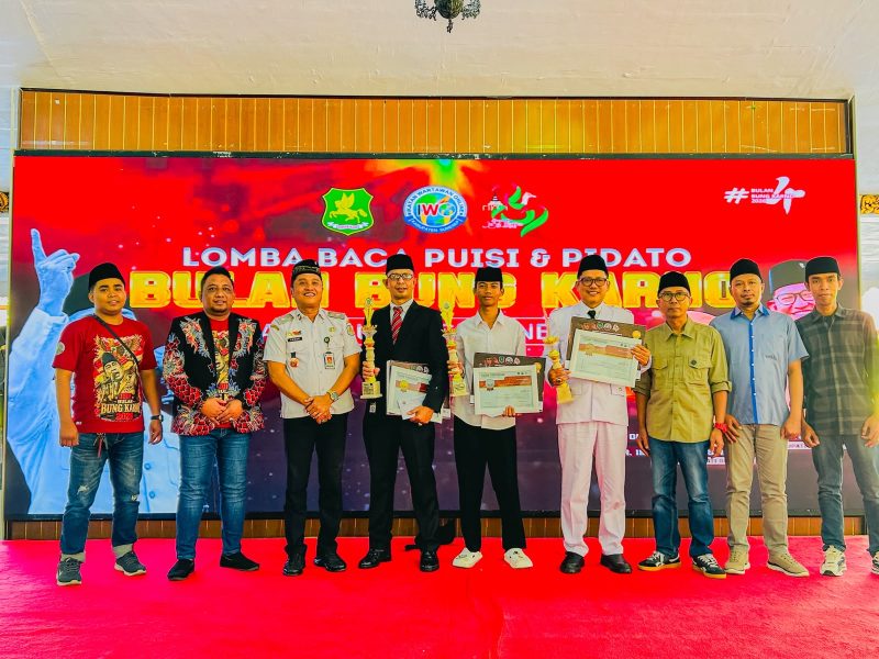 Para pemenang Lomba Pidato Bung Karno bersama Kerua IWO Sumenep dan para juri