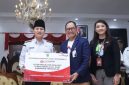 Bupati Trenggalek Mochamad Nur Arifin (kiri) saat menerima CSR Bank Jatim