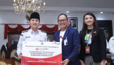 Bupati Trenggalek Mochamad Nur Arifin (kiri) saat menerima CSR Bank Jatim
