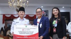 Bupati Trenggalek Mochamad Nur Arifin (kiri) saat menerima CSR Bank Jatim