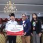 Bupati Trenggalek Mochamad Nur Arifin (kiri) saat menerima CSR Bank Jatim