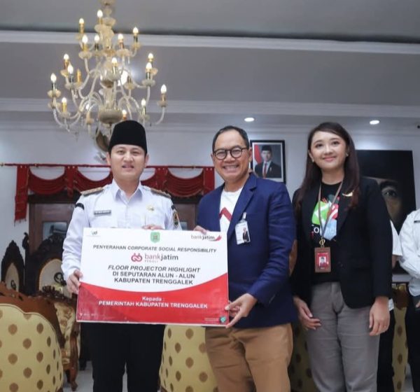 Bupati Trenggalek Mochamad Nur Arifin (kiri) saat menerima CSR Bank Jatim