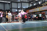 Anggota DPR RI sekaligus Ketua Tim Penggerak PKK Trenggalek Novita Hardini saat memberikan semangat para peserta putsal