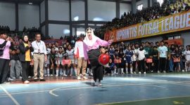Anggota DPR RI sekaligus Ketua Tim Penggerak PKK Trenggalek Novita Hardini saat memberikan semangat para peserta putsal