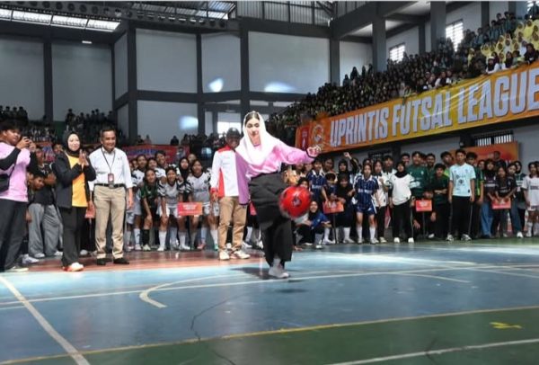 Anggota DPR RI sekaligus Ketua Tim Penggerak PKK Trenggalek Novita Hardini saat memberikan semangat para peserta putsal