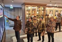 Ketua Mahkamah Agung, Dr. Sunanto bersama Ketua SMSI Pusat, Drs Firdaus bersama pengurus