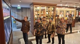 Ketua Mahkamah Agung, Dr. Sunanto bersama Ketua SMSI Pusat, Drs Firdaus bersama pengurus