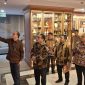 Ketua Mahkamah Agung, Dr. Sunanto bersama Ketua SMSI Pusat, Drs Firdaus bersama pengurus