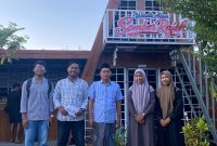Sekdes Rombiya Hanan bersama pengunjung wisata Somber Rajeh 
