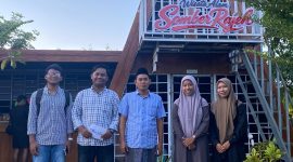 Sekdes Rombiya Hanan bersama pengunjung wisata Somber Rajeh 