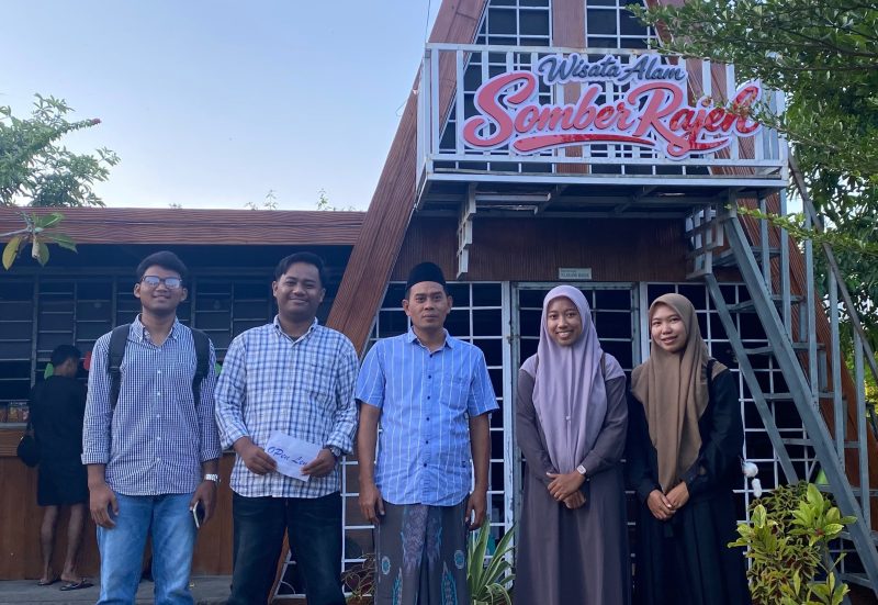 Sekdes Rombiya Hanan bersama pengunjung wisata Somber Rajeh 