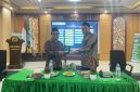 Pimpinan Oumbudsman RI, Abdul Ghoffar saat menerima cinderamata dari Kampus IAI Tabah Lamongan