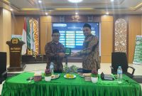 Pimpinan Oumbudsman RI, Abdul Ghoffar saat menerima cinderamata dari Kampus IAI Tabah Lamongan