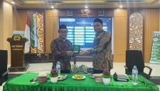 Pimpinan Oumbudsman RI, Abdul Ghoffar saat menerima cinderamata dari Kampus IAI Tabah Lamongan