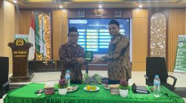 Pimpinan Oumbudsman RI, Abdul Ghoffar saat menerima cinderamata dari Kampus IAI Tabah Lamongan