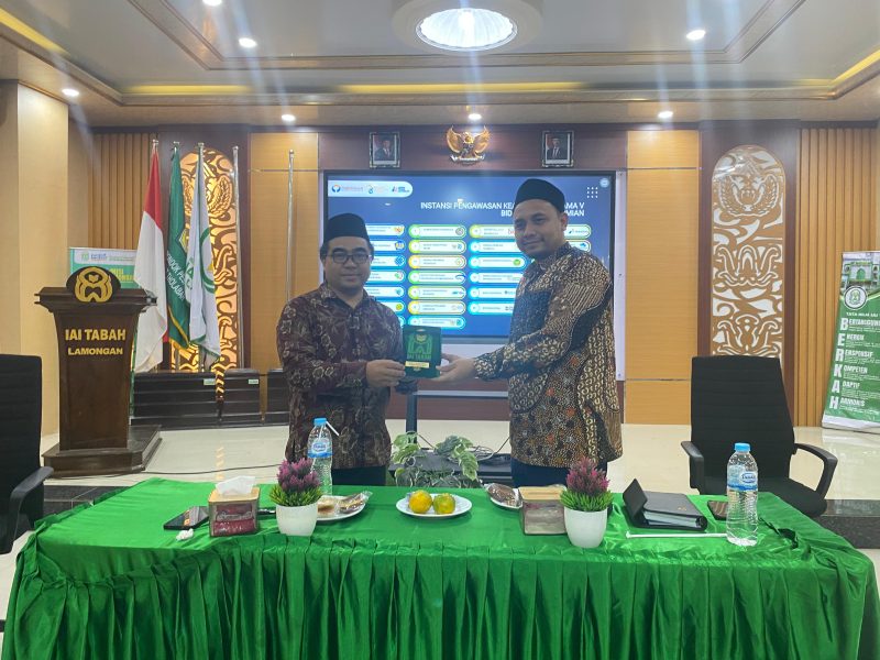 Pimpinan Oumbudsman RI, Abdul Ghoffar saat menerima cinderamata dari Kampus IAI Tabah Lamongan