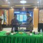 Pimpinan Oumbudsman RI, Abdul Ghoffar saat menerima cinderamata dari Kampus IAI Tabah Lamongan