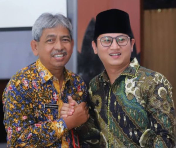 Bupati Trenggalek Moch Nur Arifin (kanan) bersama Sekda Edy Soepriyinto