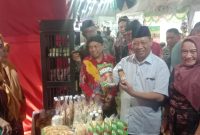 Usai membukan acara, Kepala DKPP Sumenep, Ir. H. Chainur Rasyid meninjau langsung stand UMKM Rubaru Agro Culture Fest 2026