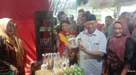 Usai membukan acara, Kepala DKPP Sumenep, Ir. H. Chainur Rasyid meninjau langsung stand UMKM Rubaru Agro Culture Fest 2026