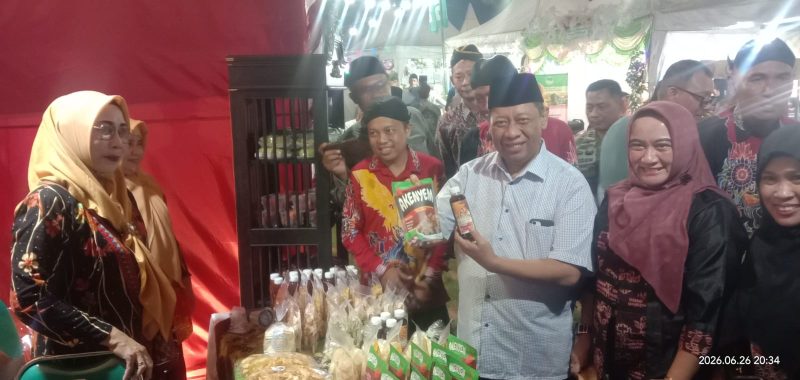 Usai membukan acara, Kepala DKPP Sumenep, Ir. H. Chainur Rasyid meninjau langsung stand UMKM Rubaru Agro Culture Fest 2026