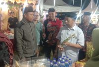 Kepala DKPP Sumenep Ir. H. Chainur Rasyid saat memegang Bawang merah hasil pertanian Rubaru