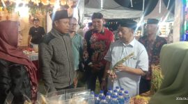 Kepala DKPP Sumenep Ir. H. Chainur Rasyid saat memegang Bawang merah hasil pertanian Rubaru