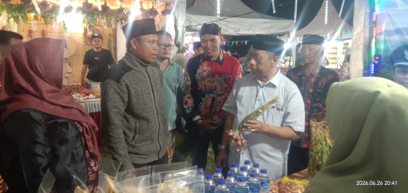 Kepala DKPP Sumenep Ir. H. Chainur Rasyid saat memegang Bawang merah hasil pertanian Rubaru