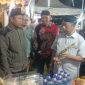Kepala DKPP Sumenep Ir. H. Chainur Rasyid saat memegang Bawang merah hasil pertanian Rubaru