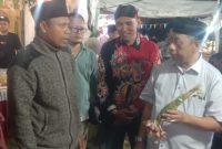Kepala Desa Basoka, Achmad Suhdi (kiri) saat berbincang dengan Kepala DKPP Sumenep Ir. H. Chainur Rasyid