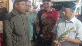 Kepala Desa Basoka, Achmad Suhdi (kiri) saat berbincang dengan Kepala DKPP Sumenep Ir. H. Chainur Rasyid
