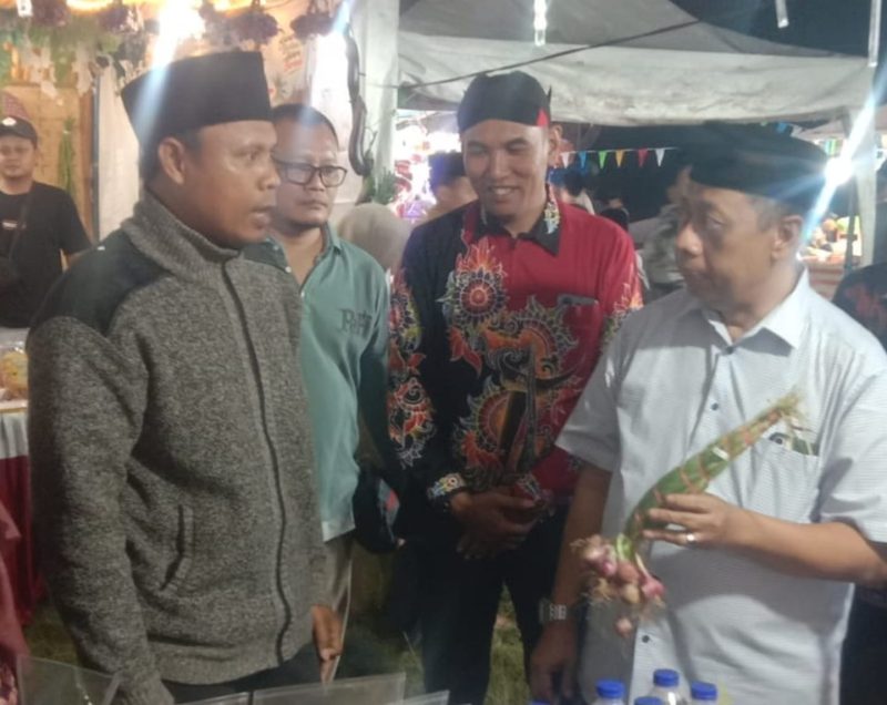 Kepala Desa Basoka, Achmad Suhdi (kiri) saat berbincang dengan Kepala DKPP Sumenep Ir. H. Chainur Rasyid