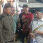 Kepala Desa Basoka, Achmad Suhdi (kiri) saat berbincang dengan Kepala DKPP Sumenep Ir. H. Chainur Rasyid