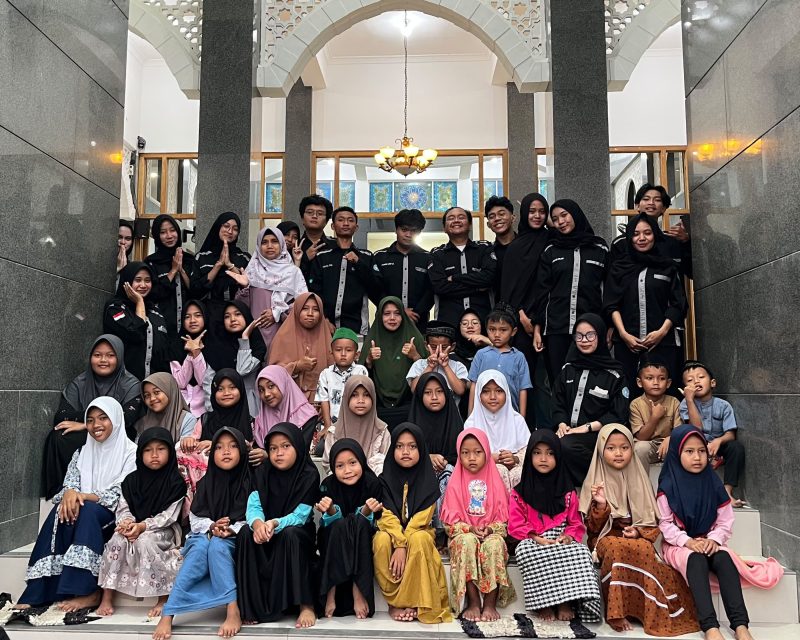 Para HIMA PPKn UNY saat bersama para Siswa TPA 