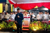 Bupati Sumenep Dr. H. Achmad Fauzi Wongsojudo saat melepas peserta Pawai Muharram 