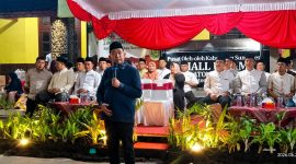 Bupati Sumenep Dr. H. Achmad Fauzi Wongsojudo saat melepas peserta Pawai Muharram 