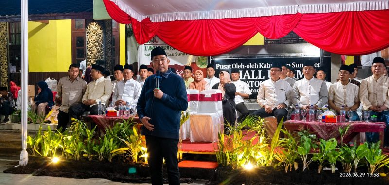 Bupati Sumenep Dr. H. Achmad Fauzi Wongsojudo saat melepas peserta Pawai Muharram 