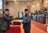 Bupati Sumenep Achmad Fauzi Wongsojudo (kanan) saat berjabat tangan dengan Ketua DPRD Sumenep 