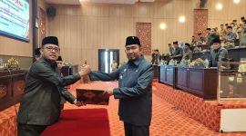 Bupati Sumenep Achmad Fauzi Wongsojudo (kanan) saat berjabat tangan dengan Ketua DPRD Sumenep 