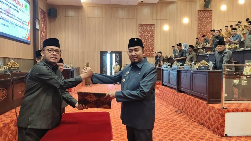 Bupati Sumenep Achmad Fauzi Wongsojudo (kanan) saat berjabat tangan dengan Ketua DPRD Sumenep 