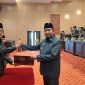 Bupati Sumenep Achmad Fauzi Wongsojudo (kanan) saat berjabat tangan dengan Ketua DPRD Sumenep 