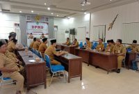 Kepala DPMD Sumenep, Drs Achmad Dzulkarnain (kanan) saat pimpin rapat koordinasi Pilkades Serentak 2027
