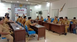 Kepala DPMD Sumenep, Drs Achmad Dzulkarnain (kanan) saat pimpin rapat koordinasi Pilkades Serentak 2027